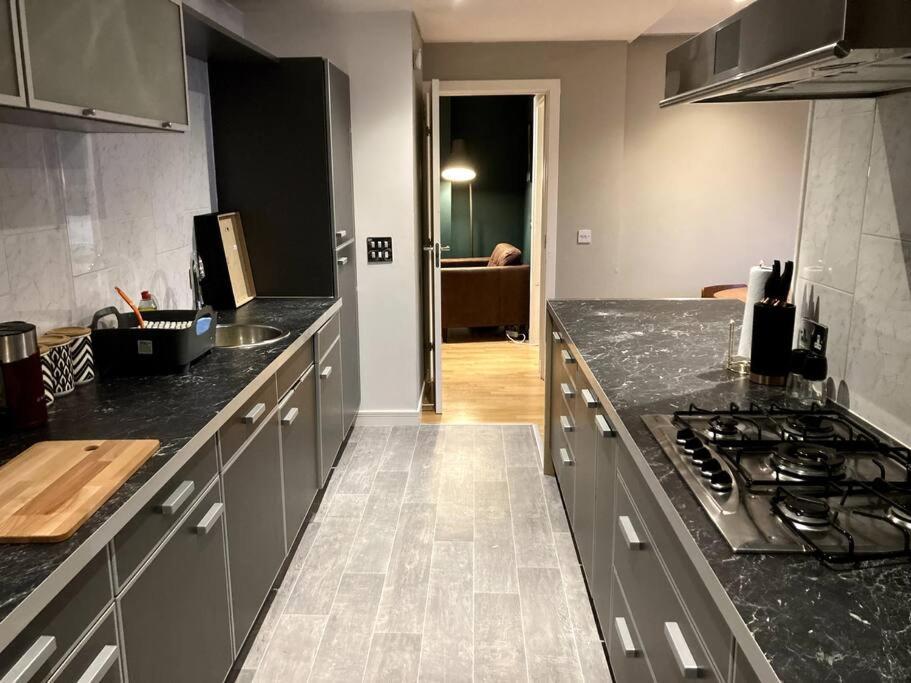 Stylish 2 Bed Accessible Flat Perfect Location Apartment Глазгоу Екстериор снимка